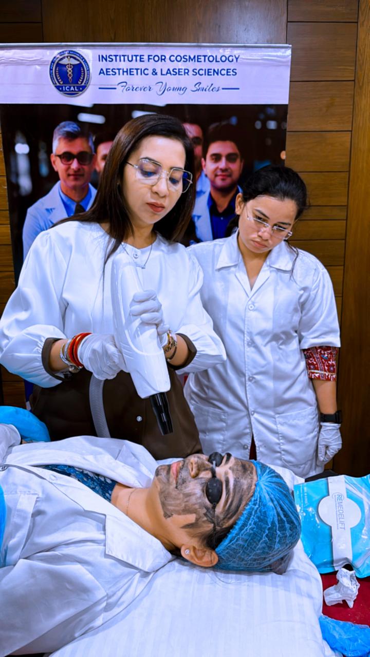 Dr Reinaa Abhay Perfect U Clinic aesthetic training session with medical professionals in Pune Maharashtra
