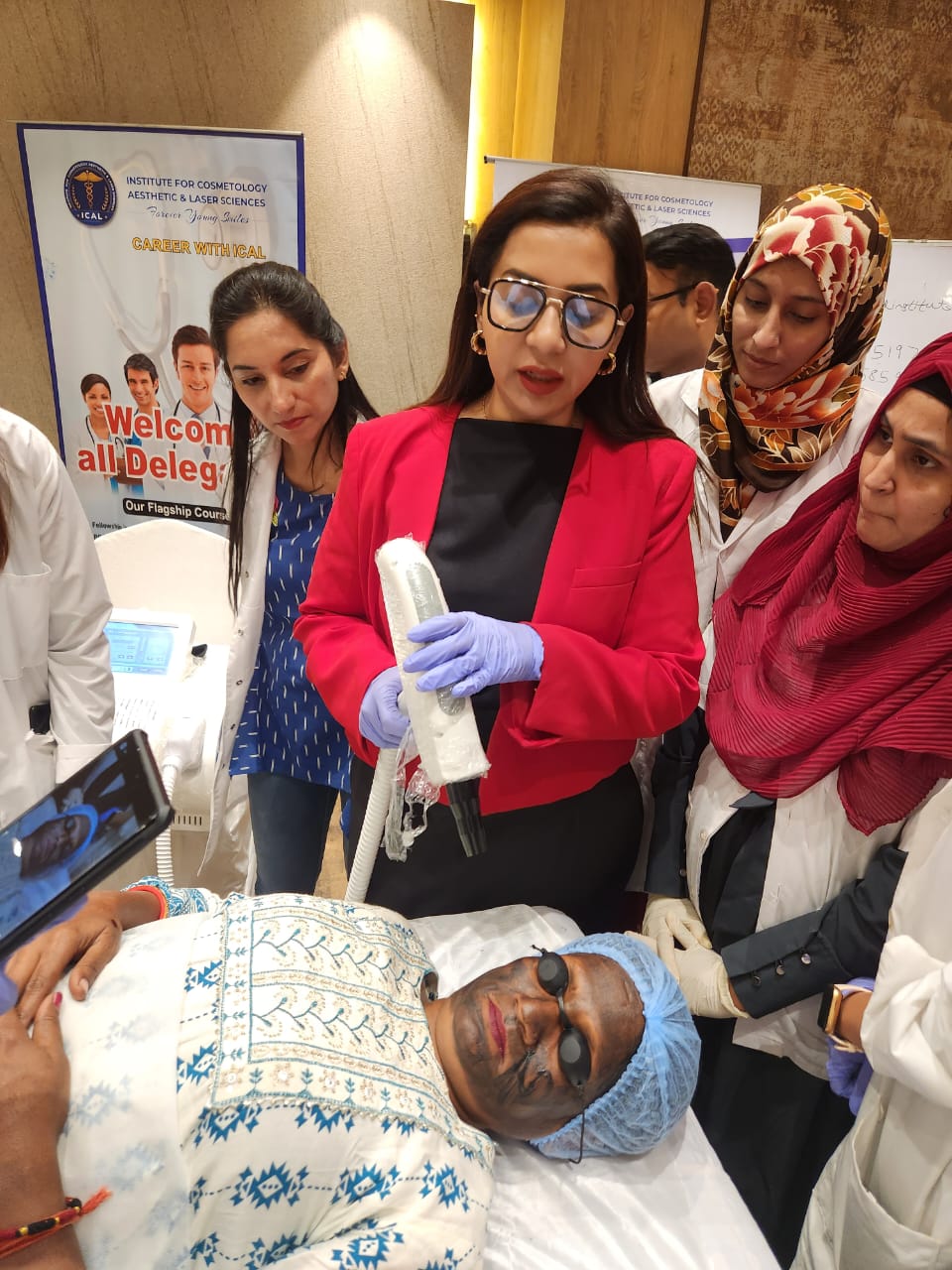 Dr Reinaa Abhay Perfect U Clinic aesthetic training session with medical professionals in Pune Maharashtra