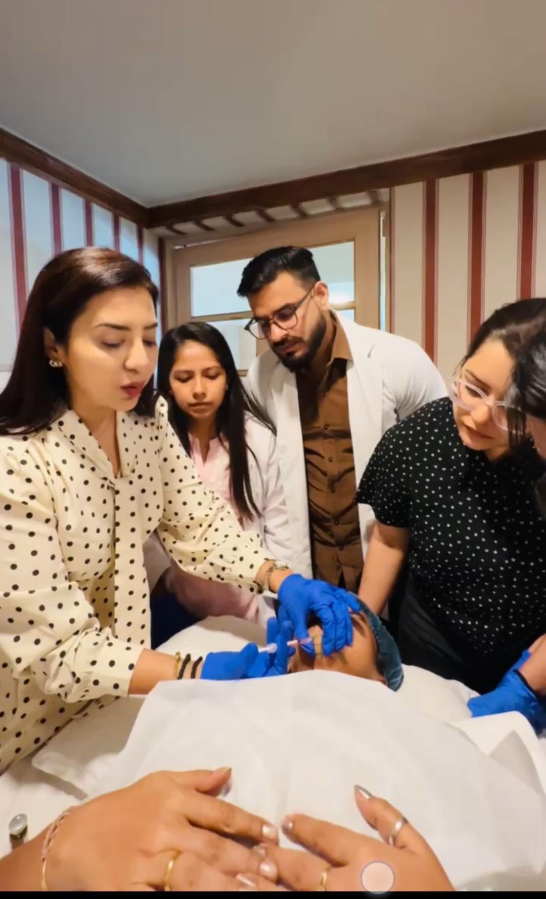Dr Reinaa Abhay Perfect U Clinic aesthetic training session with medical professionals in Pune Maharashtra